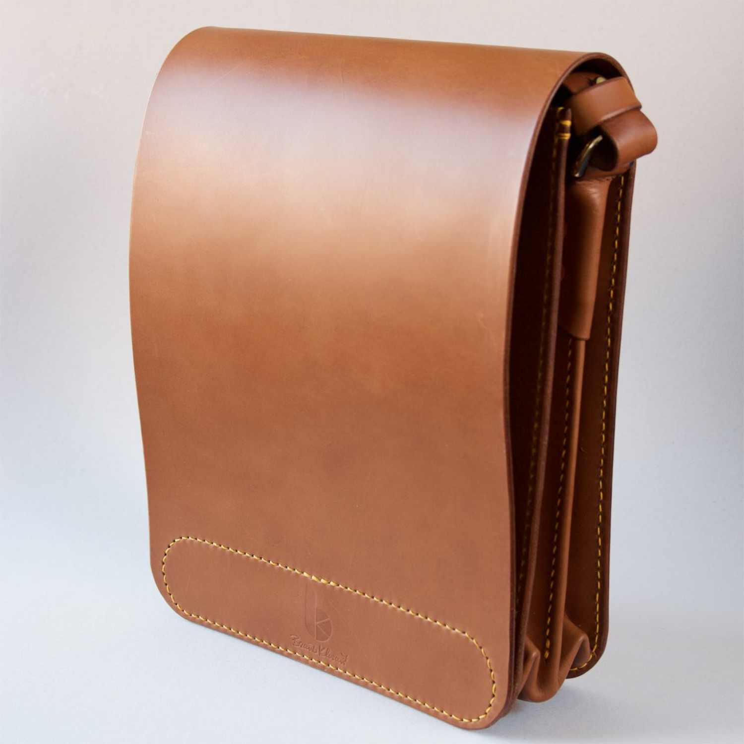 leather messenger taska
