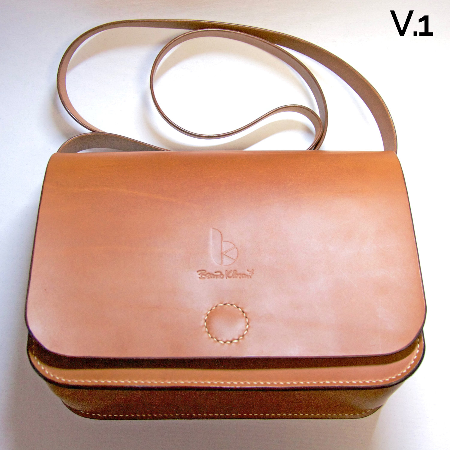 leather crossbody handbag with magnetic lock
